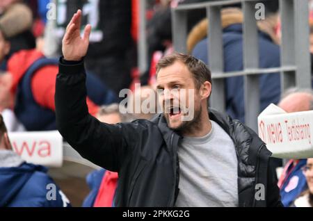 Magonza, Germania. 08th Apr, 2023. Calcio: Bundesliga, FSV Mainz 05 - Werder Bremen, Giornata 27, Mewa Arena, allenatore di Mainz Bo Svensson dopo l'equalizzatore di Brema. Credit: Torsten Silz/dpa - NOTA IMPORTANTE: In conformità ai requisiti della DFL Deutsche Fußball Liga e del DFB Deutscher Fußball-Bund, è vietato utilizzare o utilizzare fotografie scattate nello stadio e/o della partita sotto forma di sequenze di immagini e/o serie di foto simili a video./dpa/Alamy Live News Foto Stock