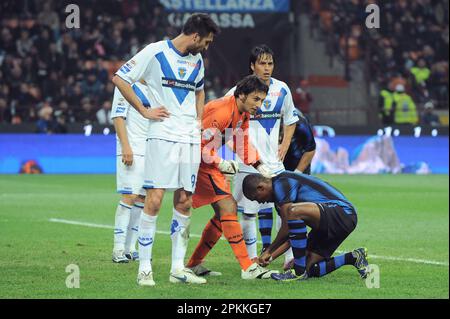 Milano, Italia, 06/11/2010 : Samuel Eto’o e Michele Arcari durante la partita Inter Brescia Foto Stock