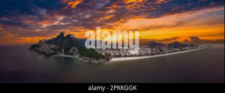 Aereo della spiaggia di Leblon, con due Brothers Peak, Rio de Janeiro, Brasile, Sud America Foto Stock