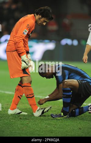 Milano, Italia, 06/11/2010 : Samuel Eto’o e Michele Arcari durante la partita Inter Brescia Foto Stock