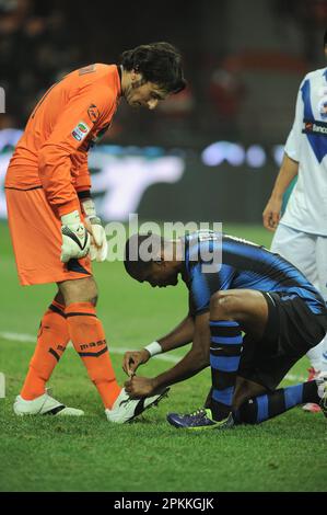 Milano, Italia, 06/11/2010 : Samuel Eto’o e Michele Arcari durante la partita Inter Brescia Foto Stock