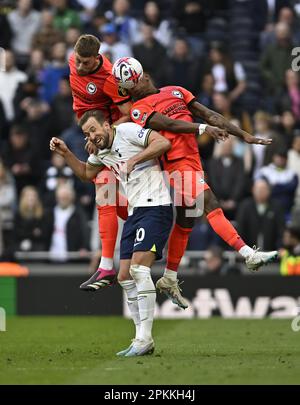 Londra, Regno Unito. 8th Apr, 2023. Harry Kane (Tottenham) è radicato sul terreno mentre Adam Webster (Brighton, a sinistra) e Pervis Estupiñán (Brighton) salpano al pallone durante la partita della Tottenham V Brighton Premier League allo stadio Tottenham Hotspur. Credit: MARTIN DALTON/Alamy Live News Foto Stock