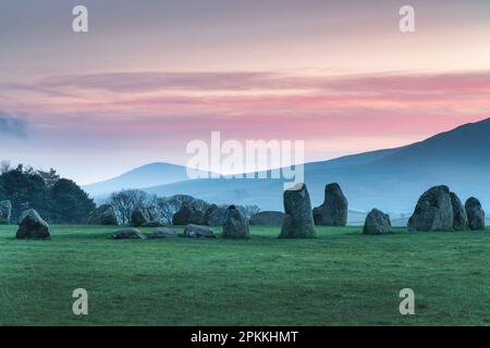 Alba su Castlerigg e St. John's in the vale vicino a Keswick, Lake District National Park, Cumbria, Inghilterra Foto Stock