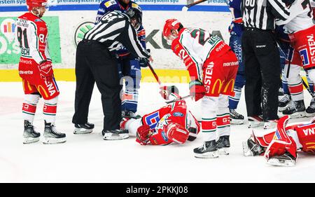 VŠxjš, Svezia, 8 aprile, 2023 Semifinale 5 Vaxjo Lakers - Frolunda HC Vaxjo Lakers vince la partita per 3-2 Credit: PEO Mšller/Alamy Live News Foto Stock