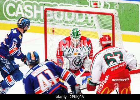 VŠxjš, Svezia, 8 aprile, 2023 Semifinale 5 Vaxjo Lakers - Frolunda HC Vaxjo Lakers vince la partita per 3-2 Credit: PEO Mšller/Alamy Live News Foto Stock