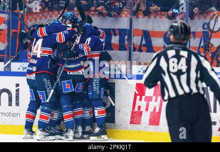 VŠxjš, Svezia, 8 aprile, 2023 Semifinale 5 Vaxjo Lakers - Frolunda HC Vaxjo Lakers vince la partita per 3-2 Credit: PEO Mšller/Alamy Live News Foto Stock