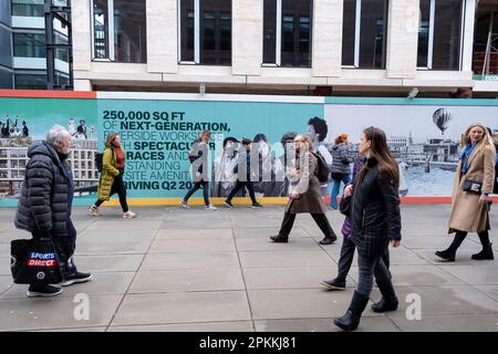 Nuovi edifici di uffici commerciali in costruzione come parte di uno sviluppo / ristrutturazione nella capitale ad un Millennium Bridge il 6th marzo 2023 a Londra, Regno Unito. Foto Stock