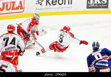 VŠxjš, Svezia, 8 aprile, 2023 Semifinale 5 Vaxjo Lakers - Frolunda HC Vaxjo Lakers vince la partita per 3-2 Credit: PEO Mšller/Alamy Live News Foto Stock