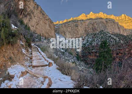 Le scogliere del Bright Angel Canyon lungo il Bright Angel Trail in inverno all'alba sul South Rim del Grand Canyon Foto Stock