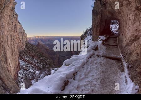 Il secondo tunnel lungo il Bright Angel Trail in inverno all'alba sul South Rim del Grand Canyon, il Parco Nazionale del Grand Canyon, Arizona Foto Stock