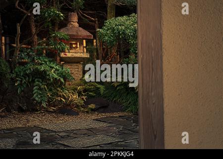 Latern giapponese in un cortile Foto Stock