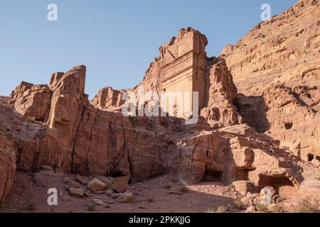 Tomba di Unayshu nella città perduta di Petra illuminata al tramonto, Petra, patrimonio dell'umanità dell'UNESCO, Giordania, Medio Oriente Foto Stock