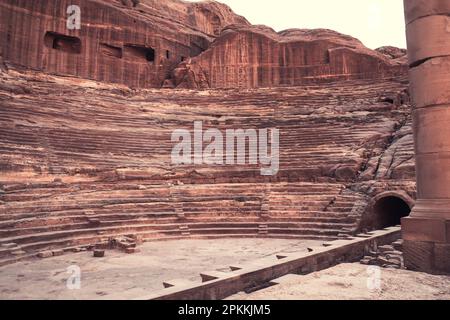 Il teatro Nabateo ha scolpito la solida roccia delle montagne, Petra, patrimonio dell'umanità dell'UNESCO, Giordania, Medio Oriente Foto Stock