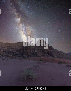 Il cuore della Via Lattea sorge su una vetta nel deserto di Wadi Rum, Giordania, Medio Oriente Foto Stock
