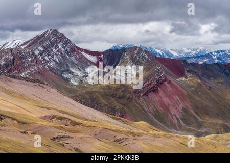 Montagne vicino Rainbow Mountain (Vinicunca), Cusco, Perù, Sud America Foto Stock