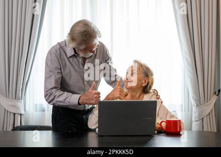 Felice coppia in pensione con stile di vita benessere, coppia anziana a casa Foto Stock
