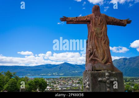 Statua in legno di Cristo, Mirador El Cristo, Pucon, Cile, Sud America Foto Stock