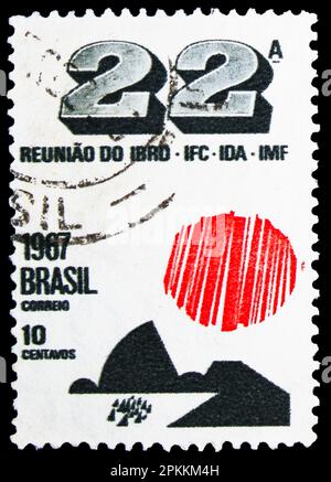 MOSCA, RUSSIA - 26 MARZO 2023: Francobollo stampato in Brasile mostra Sun e Rio de Janeiro, riunione del Fondo monetario Internazionale, Rio de Janeiro Foto Stock