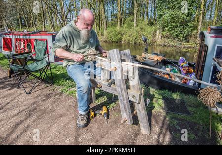 Woodsman & The Witch, commercianti di canali che girano sul canale Leeds & Liverpool a Gargrave. Ampia gamma di arti, artigianato, fischietti scolpiti e curios. Foto Stock