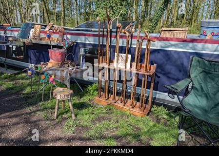 Woodsman & The Witch, commercianti di canali che girano sul canale Leeds & Liverpool a Gargrave. Ampia gamma di arti, artigianato, fischietti scolpiti e curios. Foto Stock