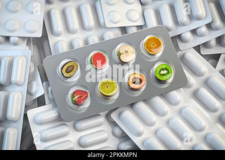 Multivitaminici e integratori alimentari naturali per una dieta sana. Frutta in pillole su confezione blister. illustrazione 3d Foto Stock