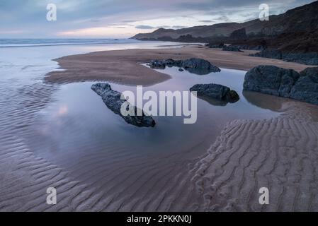 Piscine di marea e modelli di sabbia su una spiaggia deserta di Combesgate, Nord Devon, Inghilterra, Regno Unito, Europa Foto Stock