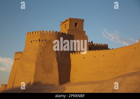 Muro della fortezza, Ichon Qala (Itchan Kala), sito patrimonio dell'umanità dell'UNESCO, Khiva, Uzbekistan, Asia centrale, Asia Foto Stock