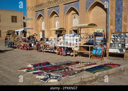 Beni in vendita, Islam Khoja Madrasah, Ichon Qala (Itchan Kala), Patrimonio dell'Umanità dell'UNESCO, Khiva, Uzbekistan, Asia centrale, Asia Foto Stock