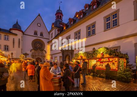 Vista del mercatino di Natale a Jesuitenplatz, nel centro storico della città, a Natale, Coblenza, Renania-Palatinato, Germania, Europa Foto Stock