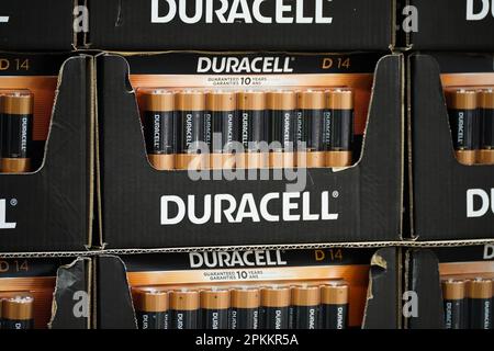 Stamford, CT - 7 aprile 2023 : batterie monouso con tappo in rame Duracell. Confezione sfusa in vendita presso un rivenditore di grandi scatole. Foto Stock