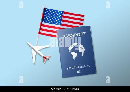 Passaporto internazionale, modello di aeroplano e bandiera americana su sfondo azzurro, giacitura piatta Foto Stock