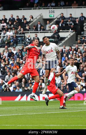 Londra, Regno Unito. 8th Apr, 2023. Lewis Dunk di Brighton e Hove Albion (a sinistra) e Cristian Romero di Tottenham Hotspur (a destra) si battono per la palla in aria durante la partita della Premier League al Tottenham Hotspur Stadium, Londra. Il credito dell'immagine dovrebbe essere: Kieran Cleeves/Sportimage Credit: Sportimage/Alamy Live News Foto Stock