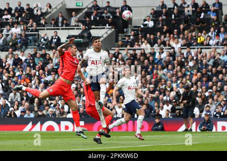 Londra, Regno Unito. 8th Apr, 2023. Lewis Dunk di Brighton e Hove Albion (a sinistra) e Cristian Romero di Tottenham Hotspur (a destra) si battono per la palla in aria durante la partita della Premier League al Tottenham Hotspur Stadium, Londra. Il credito dell'immagine dovrebbe essere: Kieran Cleeves/Sportimage Credit: Sportimage/Alamy Live News Foto Stock