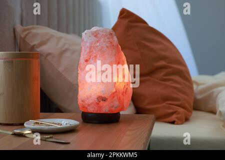 Lampada sale Himalaya in camera da letto Foto stock - Alamy