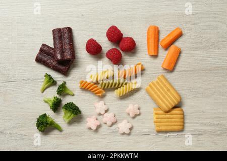 Set di diversi alimenti per le dita per il bambino su tavolo di legno beige, piatto Foto Stock