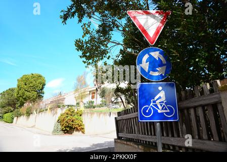 Segnali stradali diversi sulla strada della città, spazio per il testo Foto Stock
