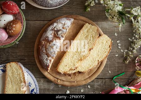 Fette di mazanec - dolci tipici cechi simili al pane croccante caldo, con uova di Pasqua e fiori di ciliegia Foto Stock