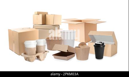 Set con scatole di cartone, tazzine di carta da asporto e contenitori per alimenti su sfondo bianco Foto Stock