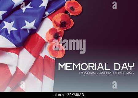 Memorial Day, honoring e Remembering. Bandiera americana e fiori di papavero rosso su sfondo colorato Foto Stock