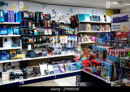 il bookshop di sconto opere in mortimore street, herne bay, kent est, regno unito aprile 2023 Foto Stock