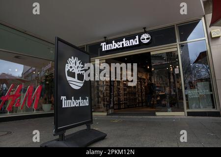 Berlino, Germania. 08th Apr, 2023. Storefront di Timberland a Berlino il 8 aprile 2023. Il marchio ha rimosso i composti perfluorurati (PFC) dai suoi prodotti lifestyle. (Foto di Michael Kuenne/PRESSCOV/Sipa USA) Credit: Sipa USA/Alamy Live News Foto Stock