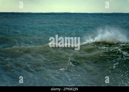 Ogni dieci anni si verifica una tempesta di sette punti. Cataclismi e fenomeni meteorologici in mare, tempeste e uragano in autunno Foto Stock