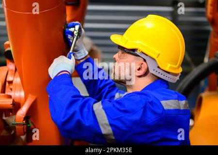 Ritratto di un ingegnere professionista della manutenzione maschile che lavora in fabbrica Foto Stock