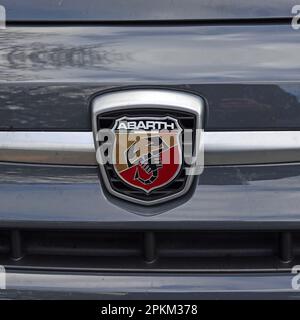 Lingen, Germania - Nov 9 2022 Logo di una Fiat Abarth grigio scuro 595 Foto Stock