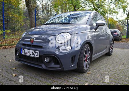 Lingen, Germania - Nov 9 2022 Vista frontale su un grigio scuro Fiat Abarth 595 Turismo su un parcheggio Foto Stock