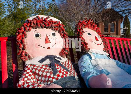 Arcola, Illinois - Stati Uniti - 19th marzo 2023: La statua di Anna e Andy di Raggedy dello scultore Jerry McKenna, nel centro di Arcola. Foto Stock