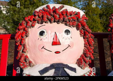 Arcola, Illinois - Stati Uniti - 19th marzo 2023: La statua di Anna e Andy di Raggedy dello scultore Jerry McKenna, nel centro di Arcola. Foto Stock