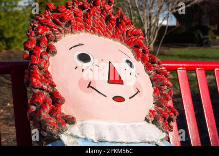 Arcola, Illinois - Stati Uniti - 19th marzo 2023: La statua di Anna e Andy di Raggedy dello scultore Jerry McKenna, nel centro di Arcola. Foto Stock