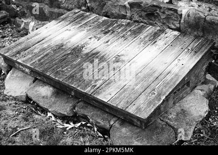 Si tratta di una porta seminterrata di vecchio stile attaccata a questa casa del 18th ° secolo. Foto Stock