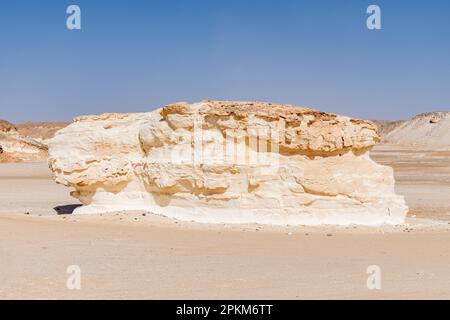 Gesso roccia affiorano alla cresta di montagna di cristallo in Egitto Foto Stock